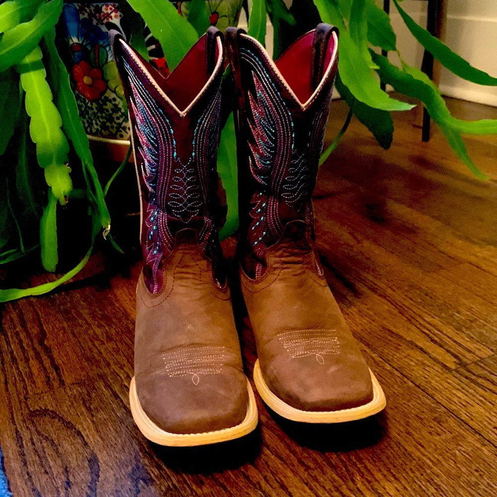 COPY - Gorgeous Ariat Kids cowboy/ cowgirl boots!